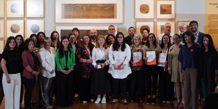 La sociedad civil presenta a los comandos presidenciales sus propuestas para combatir la pobreza.