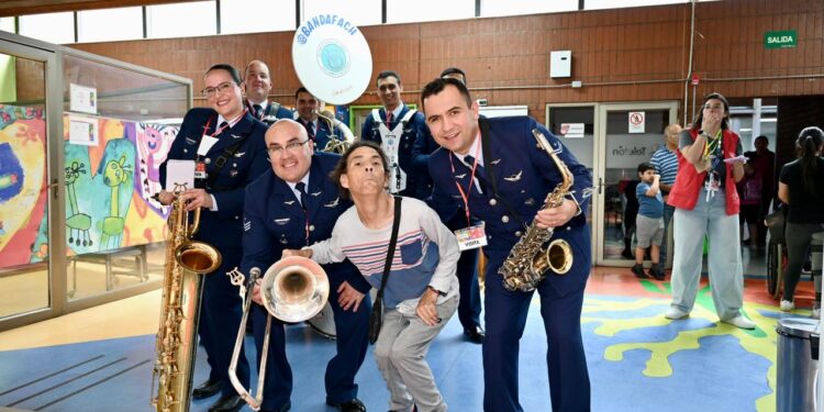 La Fuerza Aérea visitó a los cabros del Instituto Teletón Santiago.