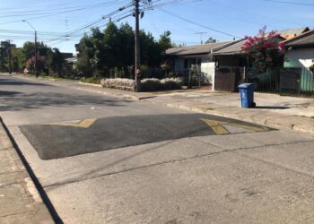 Talca mejora la seguridad vial con la instalación de nuevos resaltos y pasos peatonales en áreas escolares.