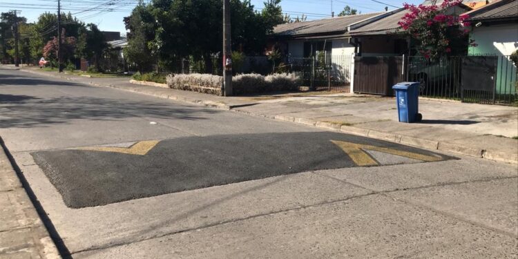 Talca mejora la seguridad vial con la instalación de nuevos resaltos y pasos peatonales en áreas escolares.