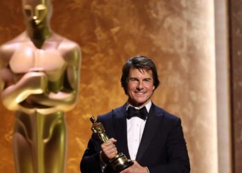 Tom Cruise es galardonado con su primer Óscar honorífico en reconocimiento a su sobresaliente carrera cinematográfica.