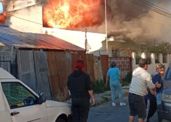 Bomberos se movilizan ante incendio estructural en el sector de Santa Julia.