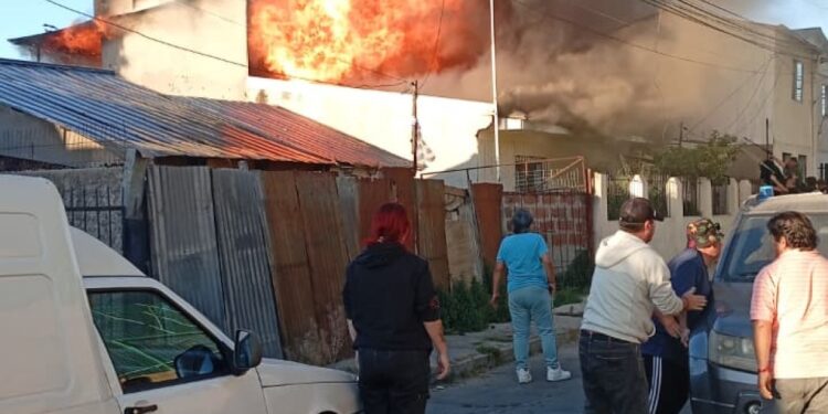 Bomberos se movilizan ante incendio estructural en el sector de Santa Julia.