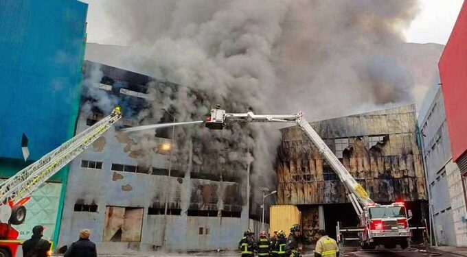 Extenso incendio de más de 15 horas impacta a 2 galpones de la Zofri.