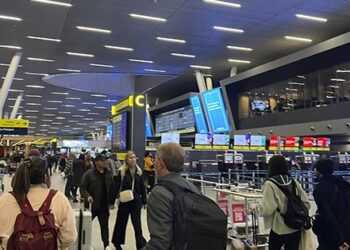 Tráfico aéreo internacional en Chile baja por segundo mes seguido.