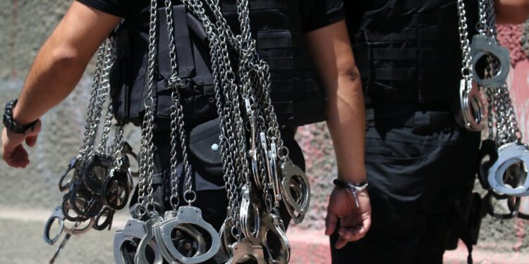 Once gendarmes entran en prisión preventiva por tráfico de drogas en la cárcel de Alto Hospicio.