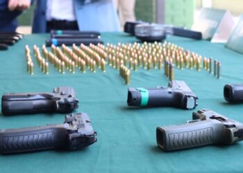 San Bernardo: carabineros desmantelan un centro de acopio de armas en una casa.