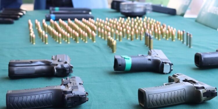San Bernardo: carabineros desmantelan un centro de acopio de armas en una casa.