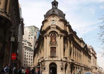 Bolsa de Santiago responde a los resultados de la elección y el IPSA sobrepasa los 9.800 puntos.
