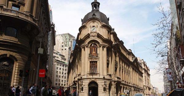 Bolsa de Santiago responde a los resultados de la elección y el IPSA sobrepasa los 9.800 puntos.