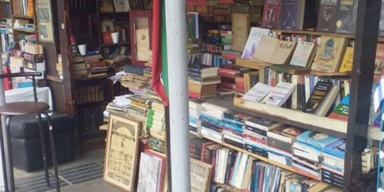 Comienza una campaña para prevenir el desalojo del emblemático librero de la calle Álvarez en Viña del Mar.