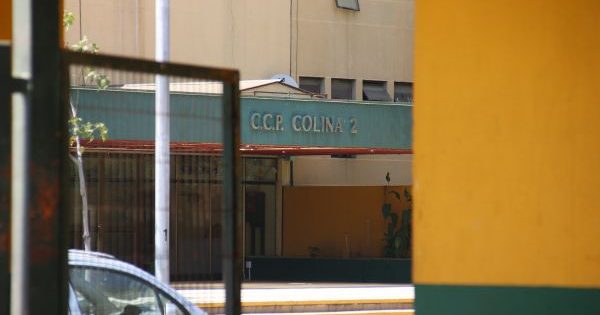 Gendarmería saca a seis funcionarios tras la fuga de un reo en Colina II.