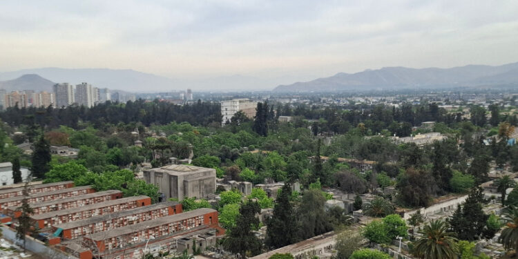 Santiago vuelve a tener más vegetación, aunque todavía hay diferencias entre las comunas del oriente y del poniente.