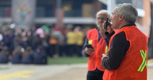 Simulacro en el colegio de Chicureo reúne a más de 1.200 estudiantes.