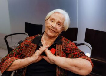 Universidad de Chile reconoce a Delfina Guzmán con la Medalla al Mérito Cultural.