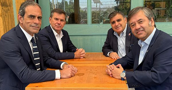 Diputados electos del Distrito 8 están armando estrategia para la segunda vuelta presidencial.