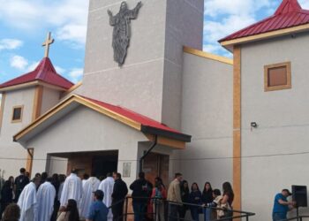 Inauguran la parroquia más grande del sector sur de Los Ángeles: la iglesia Santiago Apóstol fue totalmente reconstruida.