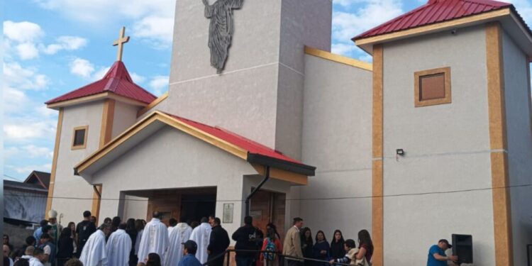 Inauguran la parroquia más grande del sector sur de Los Ángeles: la iglesia Santiago Apóstol fue totalmente reconstruida.