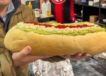 Completo XXL: Un restaurante de Talca genera controversia con un plato que incluye ocho vienesas y casi un kilo de palta.