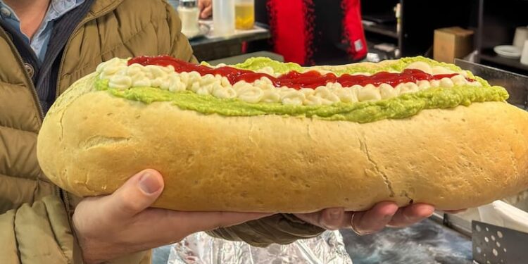 Completo XXL: Un restaurante de Talca genera controversia con un plato que incluye ocho vienesas y casi un kilo de palta.