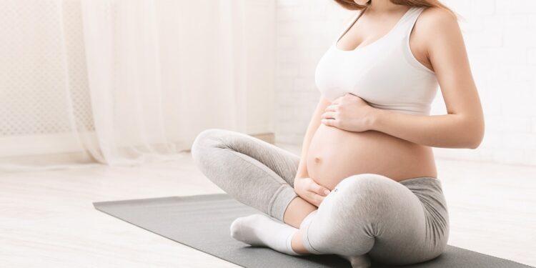 Experta alertó sobre los peligros de un parto natural sin ayuda de un profesional.