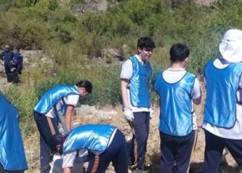 Estudiantes se suman a la limpieza del estero Colina.