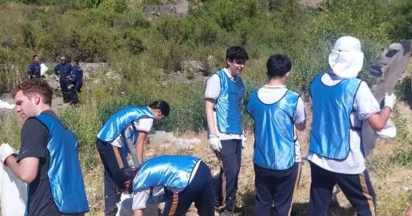 Estudiantes se suman a la limpieza del estero Colina.