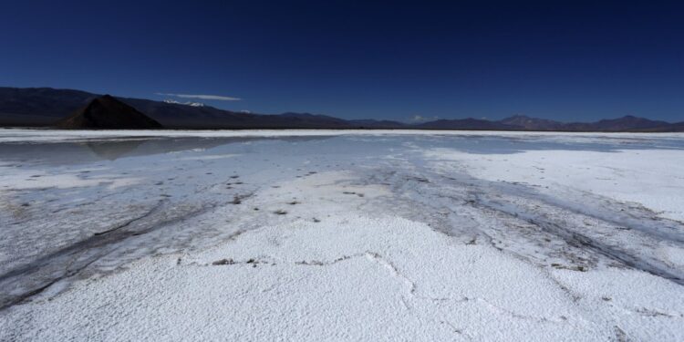 Codelco y SQM enfrentan un nuevo obstáculo en su colaboración para la extracción de litio, tras el rechazo de la Corte de Apelaciones a la solicitud de Tianqi.