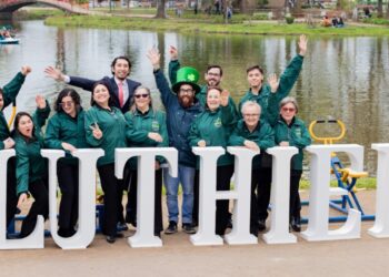 Luthier celebra su décimo tercer aniversario con la cuarta edición de su festival en Laguna Esmeralda, Los Ángeles.