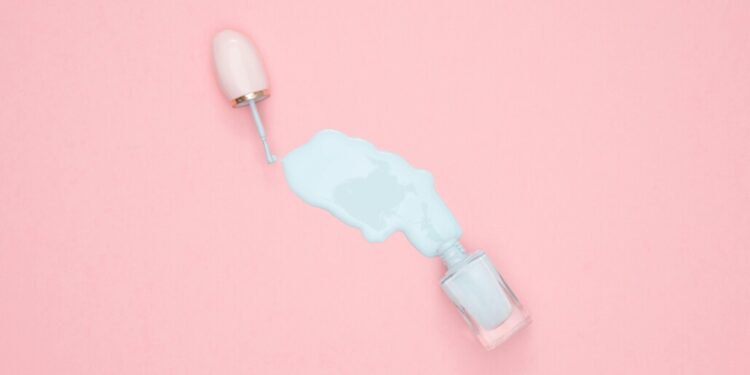 ISP emite alerta por 39 esmaltes de uñas con sustancias cancerígenas: ordenan su retiro del mercado.