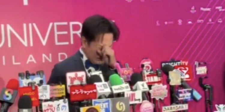 Director de Miss Universo 2025 se conmueve al pedir disculpas tras el escándalo con una concursante de México.