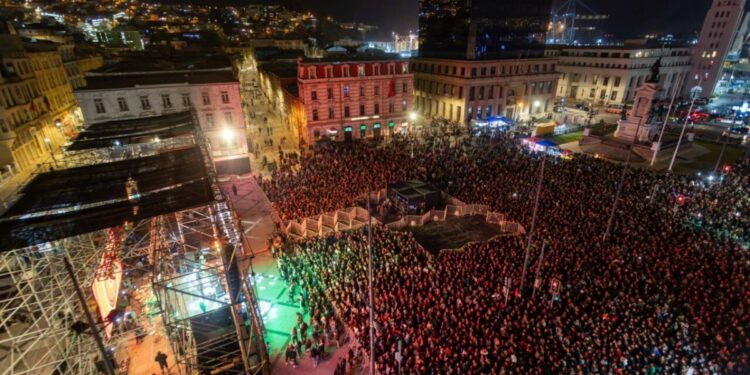 Presentan consejos para disfrutar de forma segura el Festival Rockódromo 2026 en la plaza Sotomayor de Valparaíso.