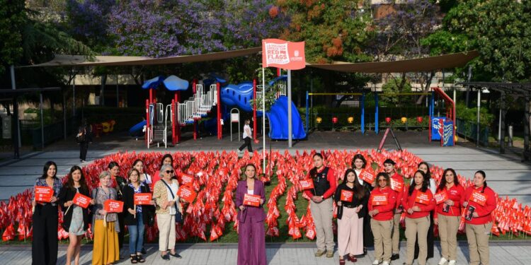Las Condes inicia campaña “Red Flags” para combatir la violencia hacia las mujeres.
