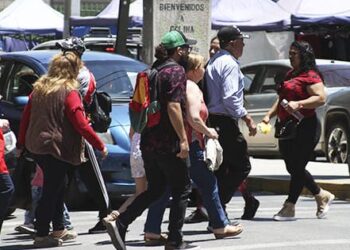 Estudio muestra que el 39% de los chilenos piensa que la gente era más feliz hace 50 años.