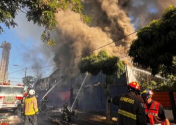 Incendio en fábrica de neumáticos activa a varias compañías de Bomberos en San Miguel.
