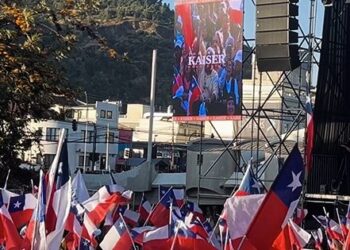 Cantan la tercera estrofa del himno nacional en el cierre de campaña de Kaiser.