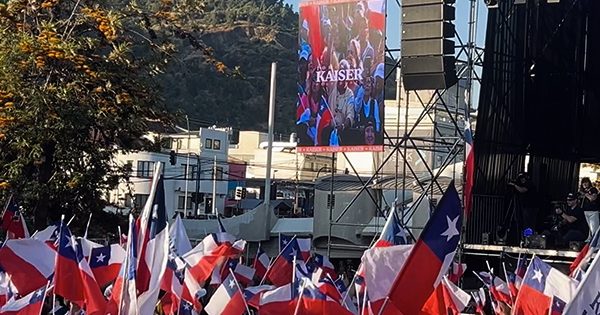 Cantan la tercera estrofa del himno nacional en el cierre de campaña de Kaiser.