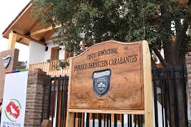 Paine: joven de 19 años fue baleado afuera del Centro Educacional Enrique Bernstein.