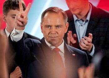 El Presidente de Polonia presenta una propuesta para prohibir el Partido Comunista en su nación.