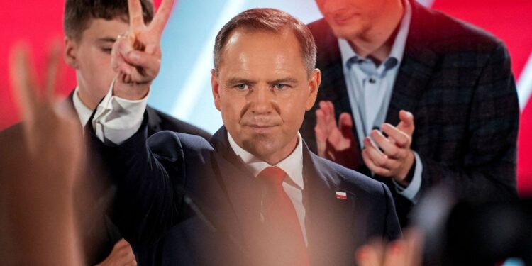 El Presidente de Polonia presenta una propuesta para prohibir el Partido Comunista en su nación.