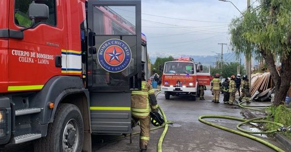 [COLINA] Bomberos luchan contra el fuego en los pastizales de Lo Arcaya