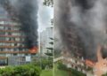 Bomberos luchan contra incendiario fuego en Vitacura.