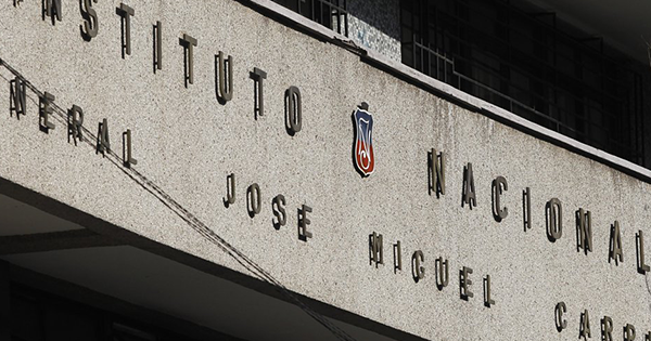 Agresión a profesoras del Instituto Nacional provoca tremenda reacción y fiscalización.