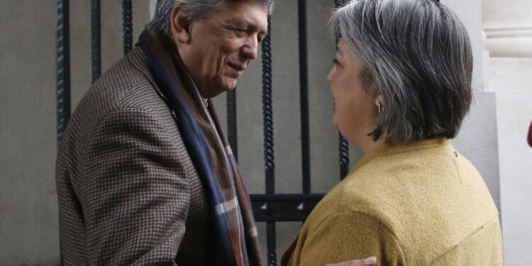 Lautaro Carmona reafirma que el Partido Comunista acatará la decisión de Jara de suspender su militancia.