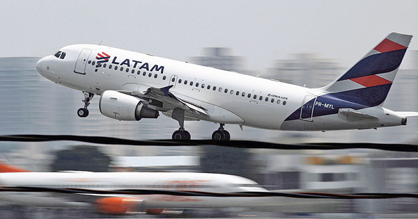 Paro de pilotos de Latam provoca la suspensión de más de 170 vuelos.