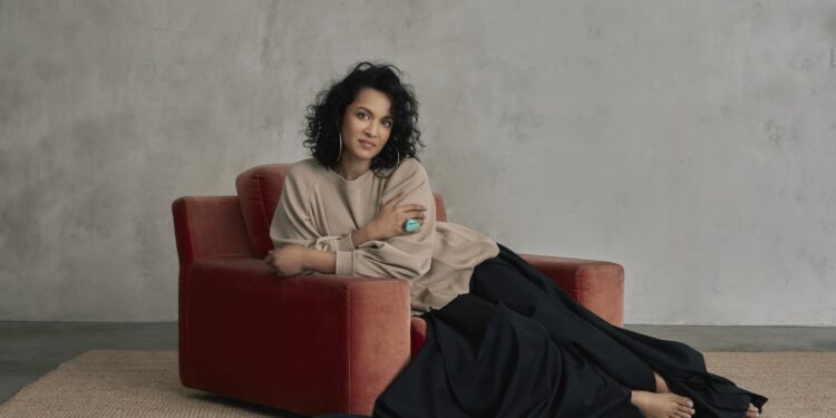 La destacada sitarista Anoushka Shankar tendrá su debut en Chile en el Teatro Nescafé de las Artes.