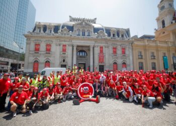 Más de 250 voluntarios limpian y pintan la Plaza de Armas de Santiago en una gran jornada de recuperación.