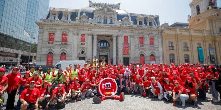 Más de 250 voluntarios limpian y pintan la Plaza de Armas de Santiago en una gran jornada de recuperación.