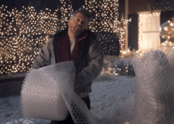 Macaulay Culkin regresa como Kevin McCallister en un nuevo anuncio de Navidad.