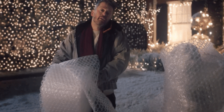 Macaulay Culkin regresa como Kevin McCallister en un nuevo anuncio de Navidad.